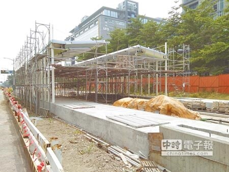 因為統包商長鴻營造聲請重整,高雄輕軌土建施工跟著停擺。(曹明正攝)