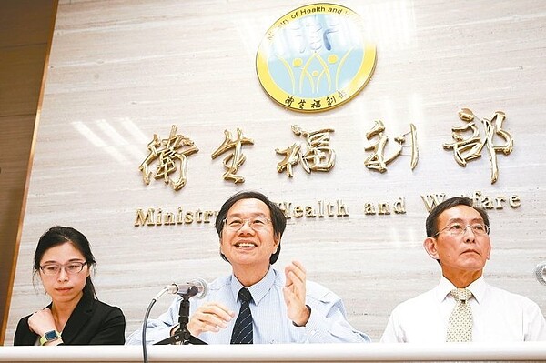 衛福部長蔣丙煌（左）與健保署長黃三桂昨天宣布，調整補充保費的利息、股利、租金及執行業務收入扣繳門檻，由現行5,000元大幅調高至2萬元。 （記者王騰毅／攝影）