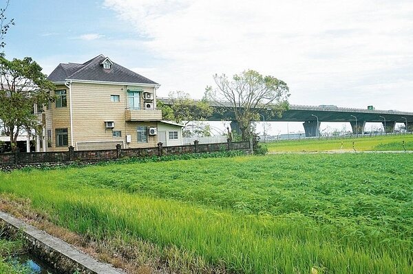 農委會施行新版「農業用地興建農舍辦法」,未來具農民資格,才可蓋農舍。不過,18位國民黨立委連署,要求將辦法從「備查」改「審查」,有意翻案,讓外界質疑選舉凌駕專業。 (聯合報資料照片)