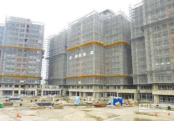 三峽北大安置宅,工程恐延後半年完工。(謝幸恩翻攝)