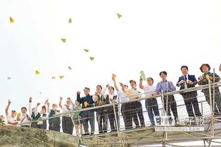 員山機堡化身為旅遊服務中心,昨日眾人在機堡上的天空之橋上射紙飛機,象徵旅遊服務中心啟用。(李忠一攝)