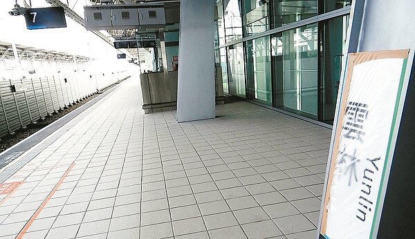 高鐵雲林站包商傳出財務危機,牆上的雲林站塑膠布未撕下,12月1日通車是否生變,引起關切。 記者蔡維斌/攝影