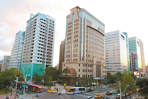 反映不動產不景氣,三大指標案之一的信義計畫區曼哈頓大樓(中)昨流標。該大樓底價90億元,新光人壽不想降價賣,下周董事會可能討論是否停售。 記者林伯東/攝影