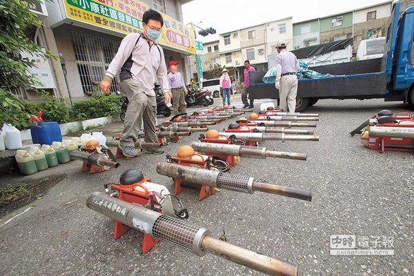 台南市衛生局局長林聖哲表示，目前有120支熱煙霧機正在線上作業。（中國時報記者黃仲裕攝）