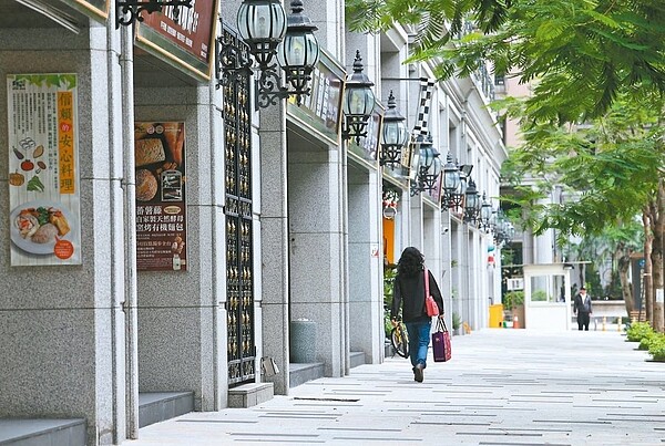 到新莊中平幸福商圈購屋，房仲業建議優先考慮中平路「歐洲村」(見圖），環境佳，近年房價也有回修；另外，靠近台65線的大樓有些住宅會有一點噪音，看屋時要多注意。（ 記者許正宏攝影）