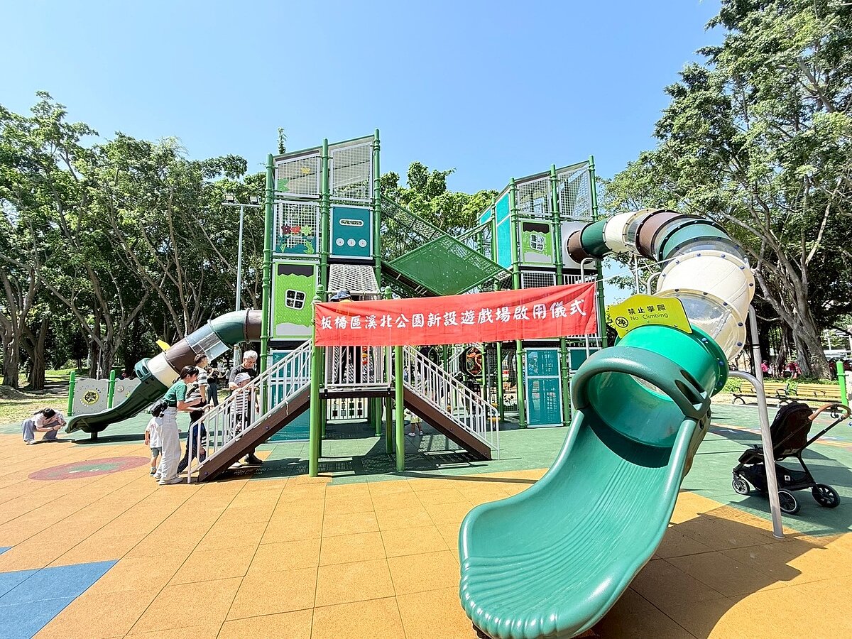 溪北公園全新大型複合式遊具，結合立體爬網空間、方形鑽籠及管狀滑梯。圖／新北市政府提供