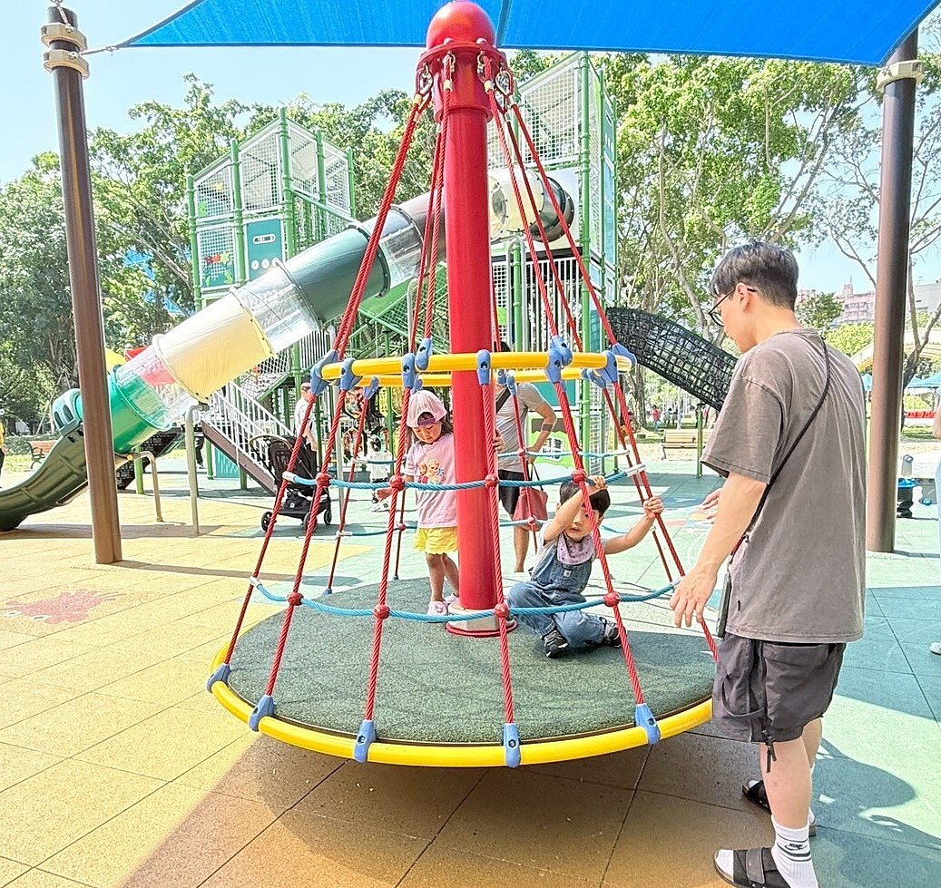 周邊配置共融森林轉盤。圖／新北市政府提供