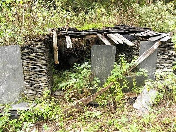 屏東魯凱族好茶舊社石板屋被列入國際文化資產,族人興奮又開心。(中國時報記者林和生翻攝)