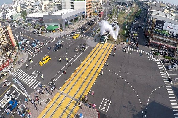 高雄輕軌試營運．（翻攝自JR Chen's Transportation World）