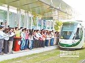 高雄輕軌首發　周邊交通打結