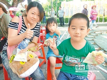 
大人、小孩參加台中太陽餅文化節，開心稱讚：「好吃！」（張妍溱攝）
 