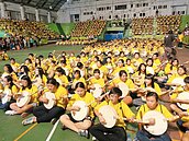 恆春千人奏月琴　四代同樂創金氏紀錄