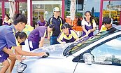 高中生當洗車工　募款做公益