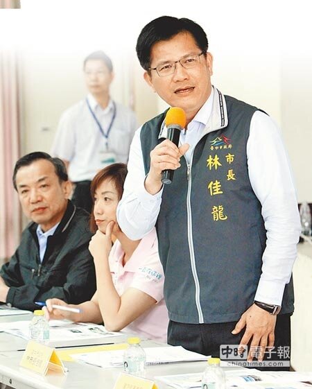 
台中市長林佳龍19日與立委何欣純（前排中）、文化部政務次長陳永豐等，討論該地作為中台灣影視基地第2期用地的可能性。（黃國峰攝）
 