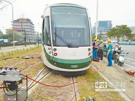 誰搞軌? 高雄輕軌試營運第4天,19日中午發生列車出軌,27名乘客虛驚一場。(曹明正攝)