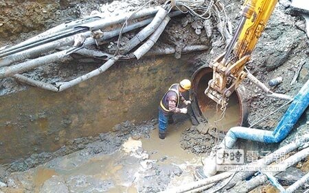 給我安全的水 全台仍有3.6萬用水戶使用含鉛水管,台水負責的有6651戶,預計明年底前更換完畢,北水處3萬用戶則須至2025年才能全數汰舊換新;圖為自來水工程人員修理水管。(本報資料照片)