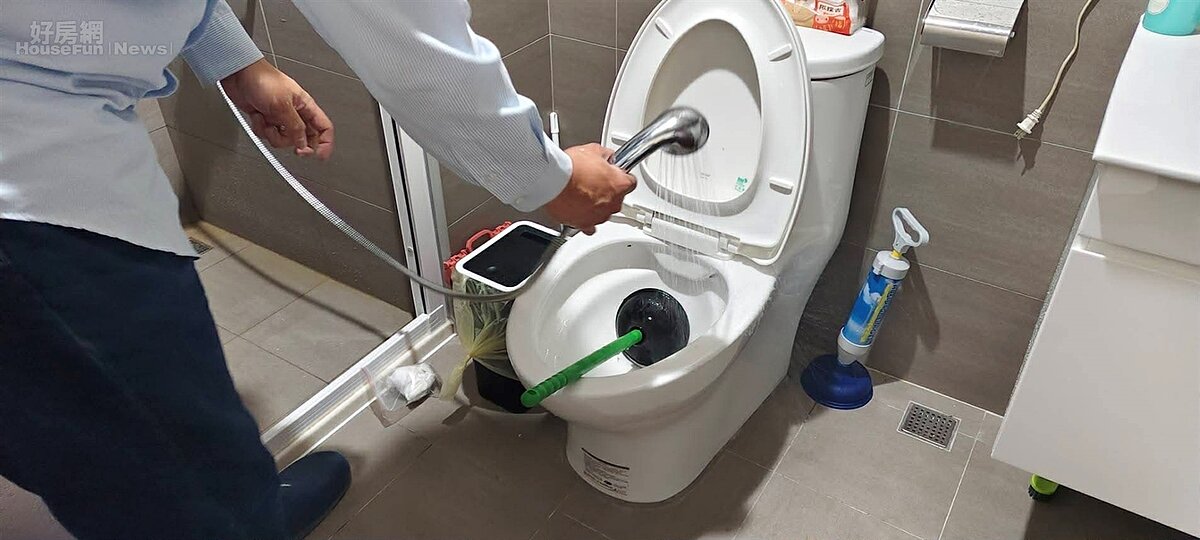 樟新水岸一期馬桶不通報修案件照片。圖／台北市議員王欣儀提供