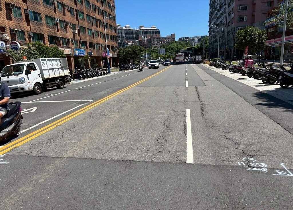 養工處將於4月24、25日夜間辦理淡水區沙崙路（中正路二段至新民隧道）雙向道路銑鋪工程，請用路人配合交通管制。圖／新北市政府提供

