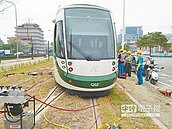 高雄輕軌出軌　27乘客虛驚