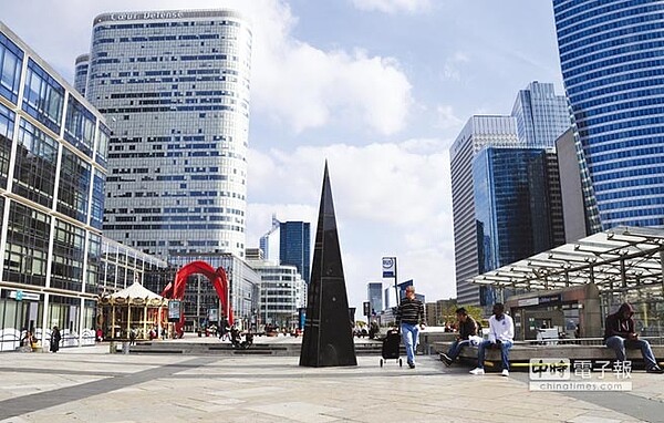 圖為法國巴黎的拉德芳斯特區的畫面一隅,它的成功開發,引進500家企業進駐,創造16萬個工作機會。圖/高雄都發局提供