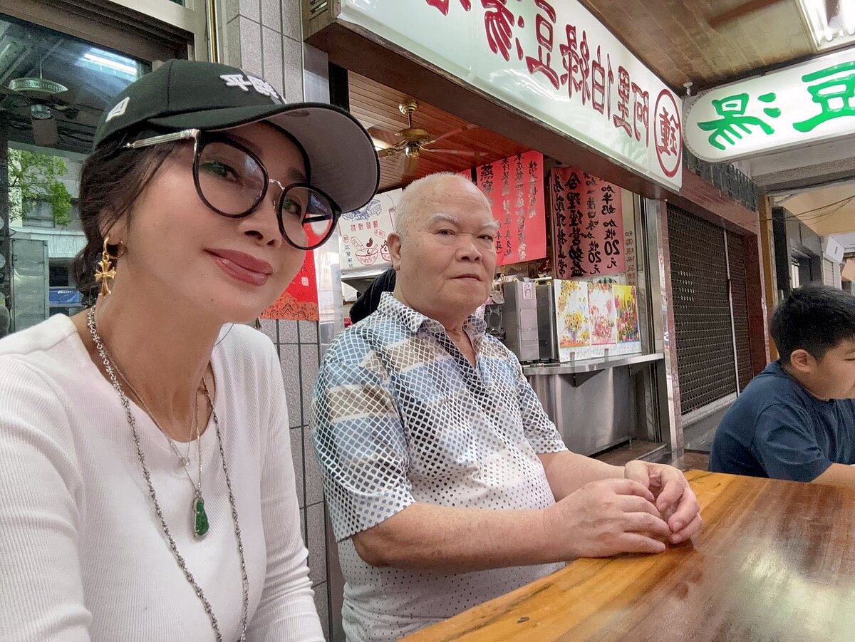 陳美鳳到訪高雄，第一站就到「鍾家綠豆大王」，直呼這種天氣來一杯綠豆沙牛奶，真的太消暑！圖／陳美鳳臉書