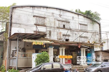 
矗立於台南市善化鬧區83年的善化戲院，自從70年代停止營業後荒廢迄今，只能從周邊攤販遙想往日的繁華。據了解，10月底原址拆除後（見圖，莊曜聰攝）將興建大樓，老一輩人的印象也將塵封在記憶裡。
 