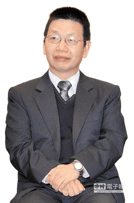 不知從何說起↑對於投保中心(右圖,陳信翰攝)被指明年平均每人人事費用高達182萬元,投保中心董事長邱欽庭(左圖,黃世麒攝)說,同仁薪水偏低,不知從何說起。