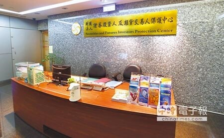 不知從何說起↑對於投保中心(右圖,陳信翰攝)被指明年平均每人人事費用高達182萬元,投保中心董事長邱欽庭(左圖,黃世麒攝)說,同仁薪水偏低,不知從何說起。