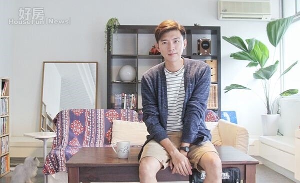 1.曾少宗的客廳大約20坪,木製桌椅、白色沙發、圖騰花布,很有日式風格!