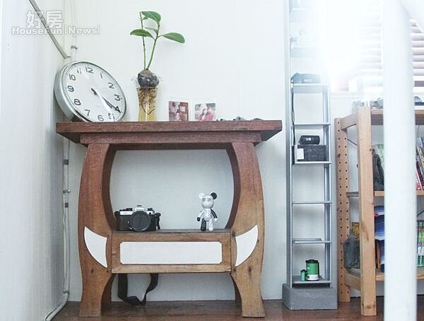 3.老舊的桌子、木材經過曾少宗靈機一動,都變成古色古香的家具。