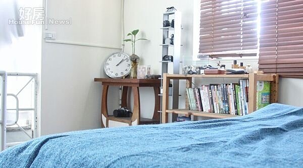 6.臥房走工業風結合日系,白色牆面搭配藍色床單,加上陽光,就像生活在雲端上。