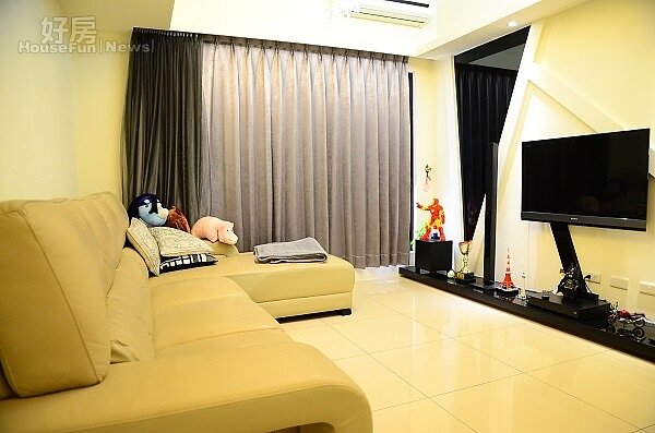 電視機與沙發的距離(好房網News記者鍾釗榛攝影)