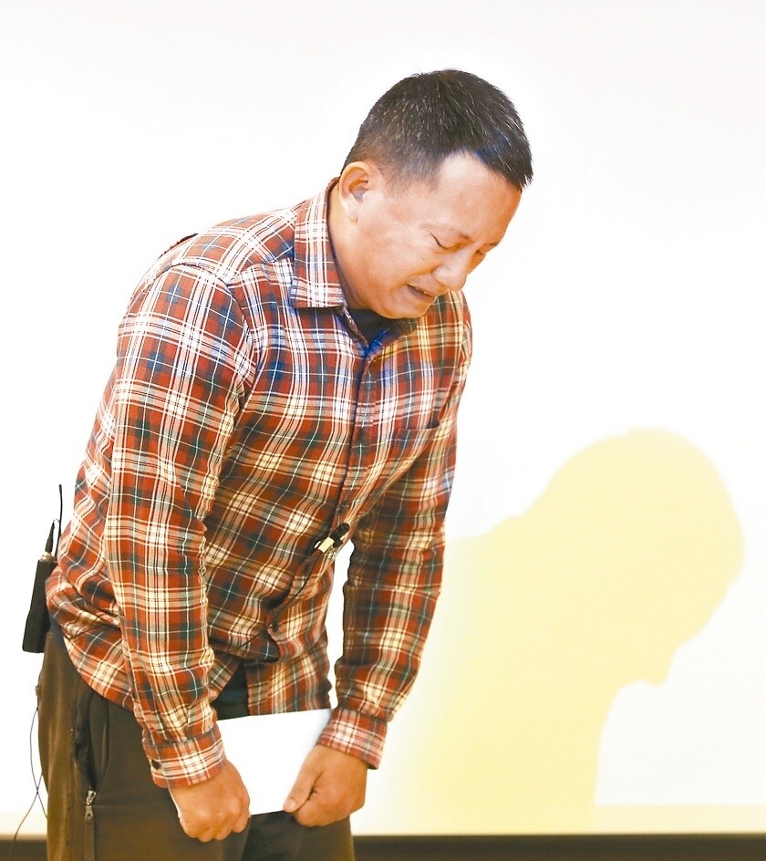 「玩色創意」負責人呂忠吉昨天舉行記者會,說明八仙塵爆當天的過程,他在會中流淚道歉。 記者林澔一/攝影