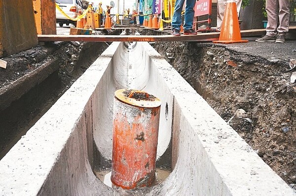 宜蘭市東港路重新施作排水溝,施工單位事前未清查管線,出現汙水管線擋在水溝正中央,民代痛批太離譜。 記者林縉明/攝影