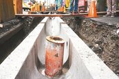 宜蘭新造排水溝　驚見汙水管「擋道」