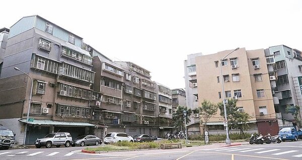 台北市福地宅今年明顯回檔,尤其大安區臥龍街一帶跌幅近2成,每坪從7字頭降到6字頭。( 記者黃威彬/攝影)