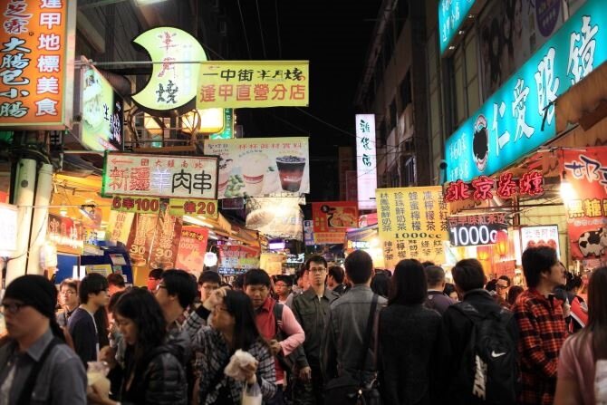 逢甲夜市人潮多,帶動當地消費熱潮。(取自台中觀光旅遊網)