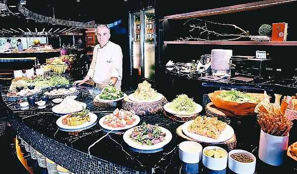 飯店住房率業者不振,業者搶攻餐飲市場,紛紛推出新餐飲品牌,或將自助餐改裝。圖為近期改裝的晶華酒店木百麗廳。 本報系資料庫