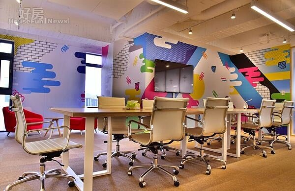 6.就連會議室也採用半開放式設計,裡頭也可見到充滿濃濃街頭風味。