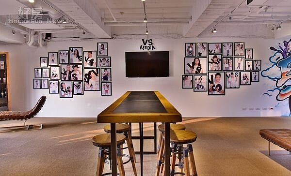 7.辦公室另一半為休息區,特意設計成客廳、咖啡廳、酒窖…等多種情境主題,偶爾也會有影音創作者在這裡拍攝取景。