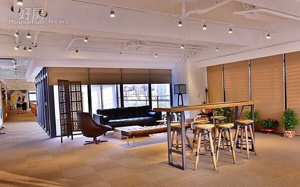 7.辦公室另一半為休息區,特意設計成客廳、咖啡廳、酒窖…等多種情境主題,偶爾也會有影音創作者在這裡拍攝取景。