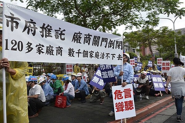 北市府與遠雄持續僵持，導致大巨蛋下游廠商集結抗議。（好房網News記者陳韋帆／攝影）