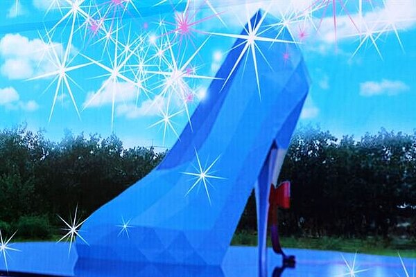 嘉南濱海國家風景區管理處將花2千多萬元在布袋打造高跟鞋教堂,但目前工程停擺。(呂妍庭翻攝)