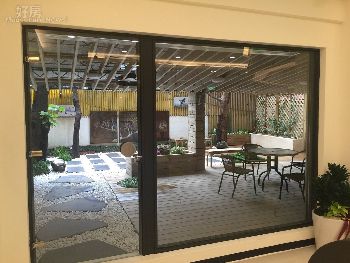 帝寶旁的仁愛郵局翻新改裝。（好房網News記者 王永貞／攝影）