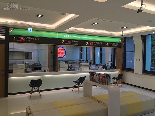 帝寶旁的仁愛郵局翻新改裝。（好房網News記者 王永貞／攝影）