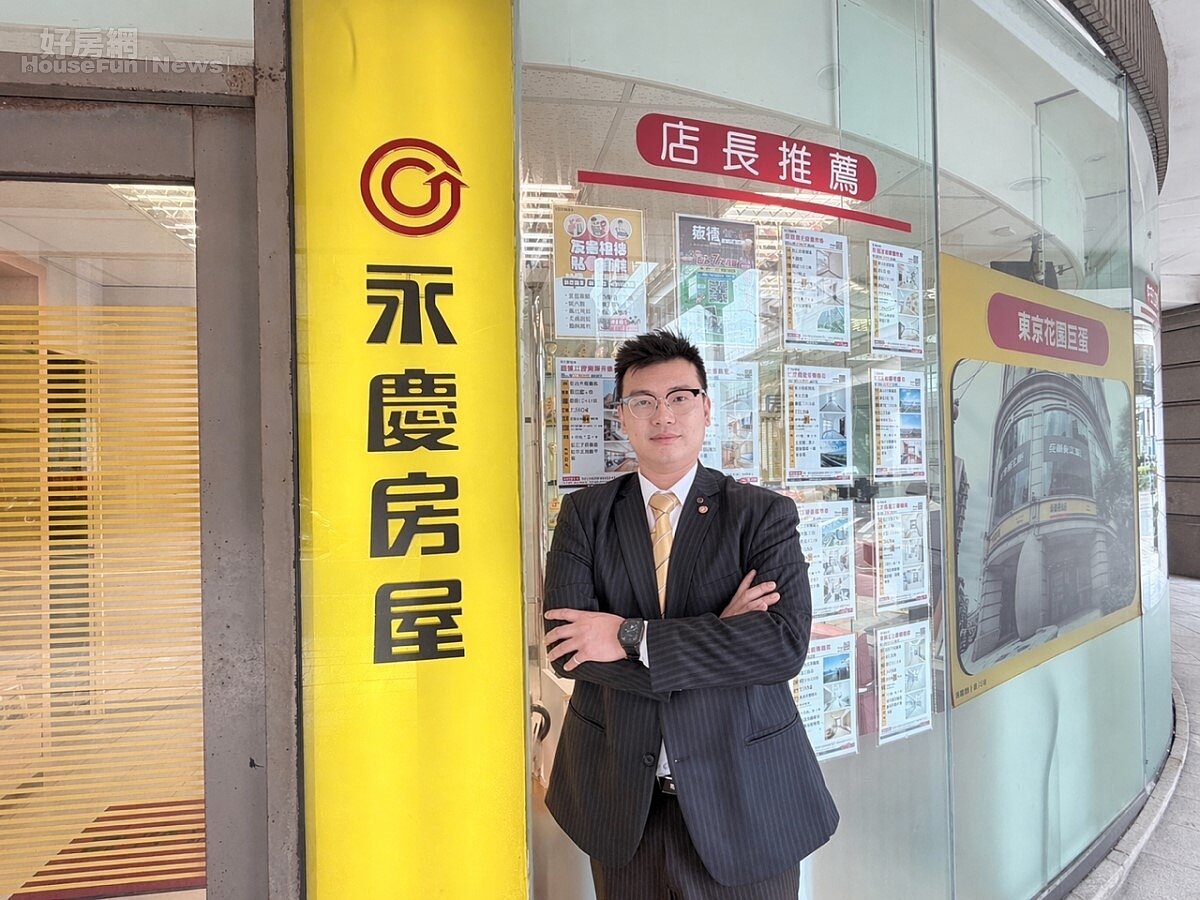 許多成交後的客戶，都會向莊竣宇請教各種房市問題，莊竣宇認為，這份信任就是對他房仲生涯的最好肯定。圖／永慶房產集團提供
