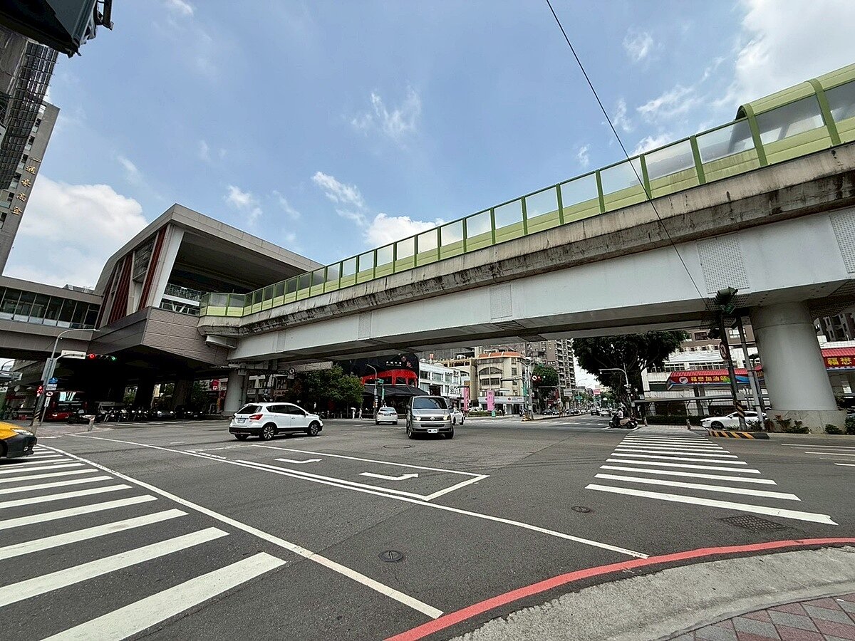 串聯4期、11期與14期重劃區的「崇德大道」，擁有成熟商圈與便捷交通，吸引品牌建商布局推案，土地交易價格也驚人。圖／好房網News記者林和謙／攝
