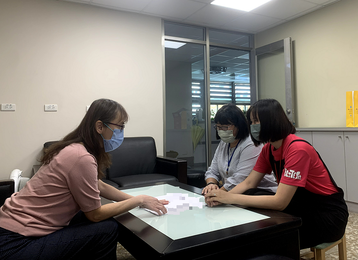 申辦「地籍異動即時通」，名下不動產權利申請登記時，將即時以簡訊或郵件通知登記名義人。圖／台中市地政局提供