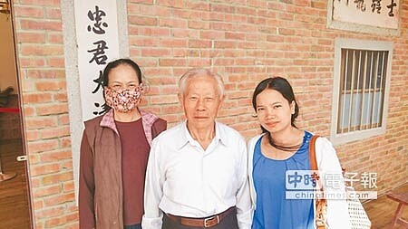 客家農業區的忠恕堂三合院就是仿照曾國渠(中)的住家所建。(呂紹鋒攝)