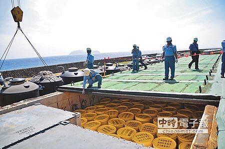 換湯不換藥?台電存放低階核廢料的蘭嶼貯存場,今年租約到期,傳「小蘭嶼」也可能成為暫置地點。圖為台東縣蘭嶼貯存場,遠方即為無人居住的小蘭嶼。(本報資料照片)